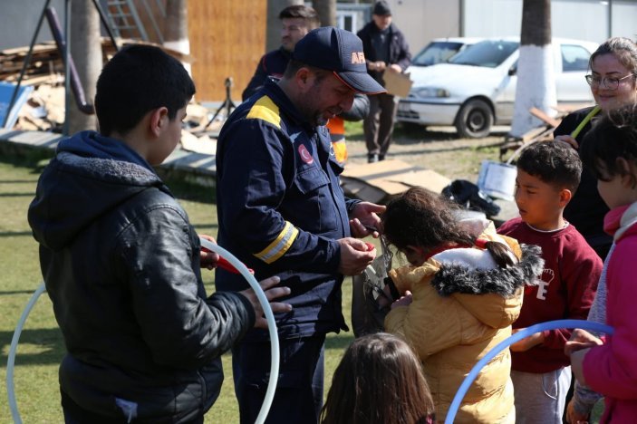 AFAD, deprem bölgelerindeki çocukların yüzünü güldürdü