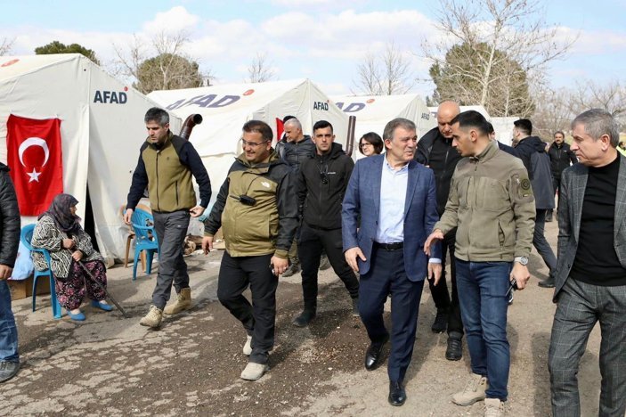 Abdullah Gül deprem bölgesinde: Yaralarımızı hep birlikte saracağız