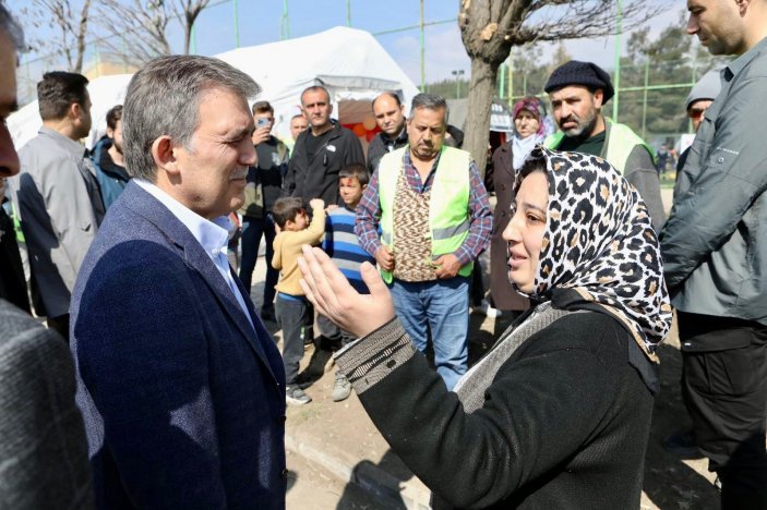 Abdullah Gül deprem bölgesinde: Yaralarımızı hep birlikte saracağız