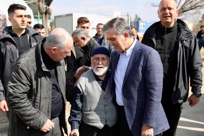 Abdullah Gül deprem bölgesinde: Yaralarımızı hep birlikte saracağız