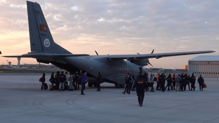 Hatay'dan gelen 58 AFAD personeli havalimanında alkışlarla karşılandı #6