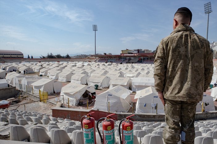 Kahraman Mehmetçik, çadır kentlerde 24 saat yangın nöbeti tutuyor