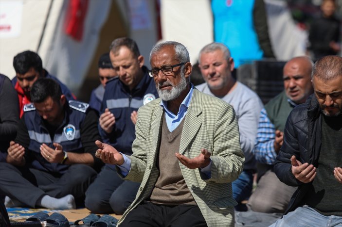 Asrın felaketinde 19'uncu gün! Depremin vurduğu kentlerde cuma namazı kılındı