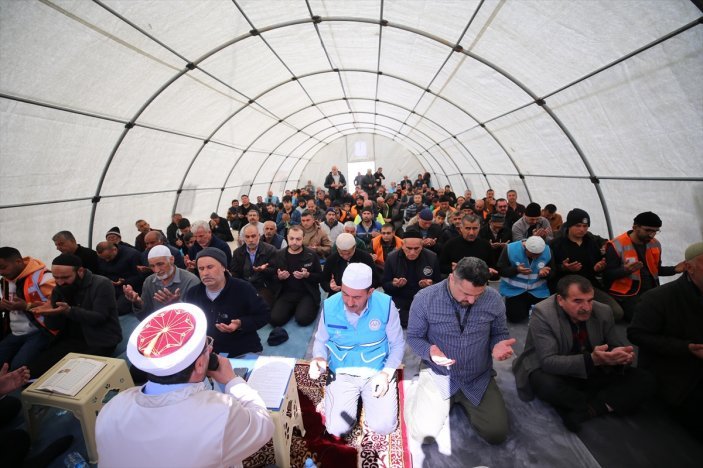 Asrın felaketinde 19'uncu gün! Depremin vurduğu kentlerde cuma namazı kılındı