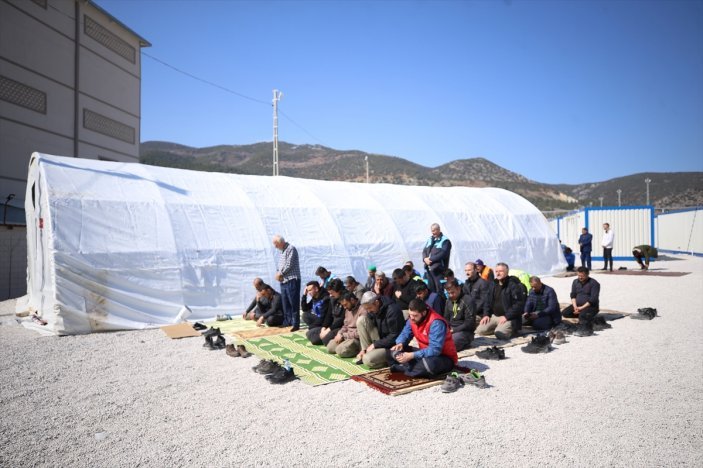 Asrın felaketinde 19'uncu gün! Depremin vurduğu kentlerde cuma namazı kılındı