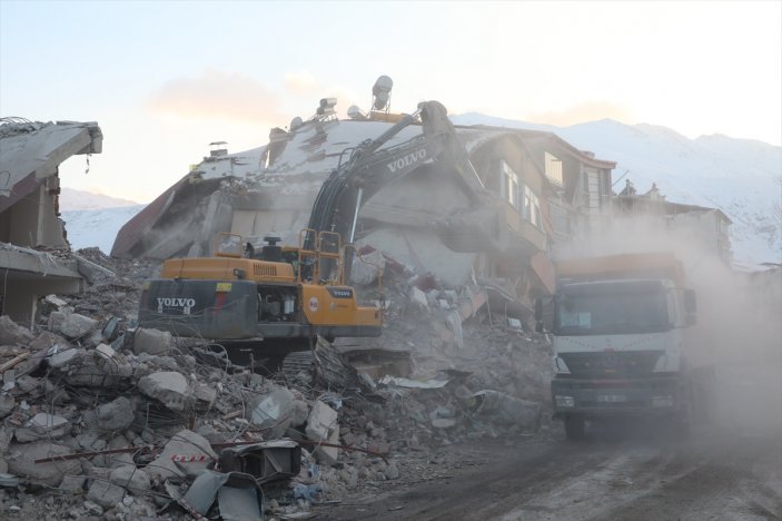 Elbistan'da günde 60 tane enkaz kaldırılıyor