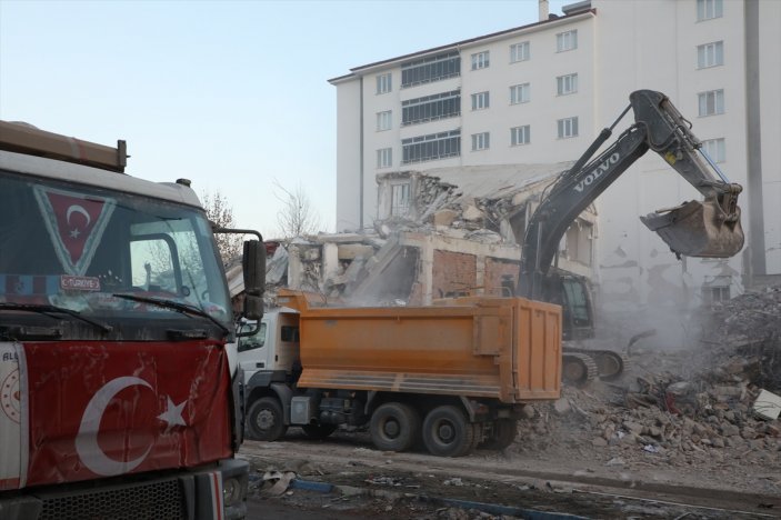 Elbistan'da günde 60 tane enkaz kaldırılıyor