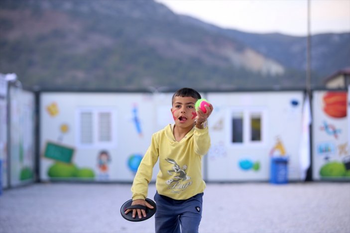 İslahiye'de depremzede çocuklar gönüllülerin etkinlikleriyle vakit geçiriyor