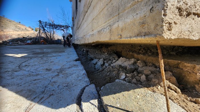 Adıyaman'da depremin ilginç etkisi ev yıkılmadan 2 metre ileriye kaydı