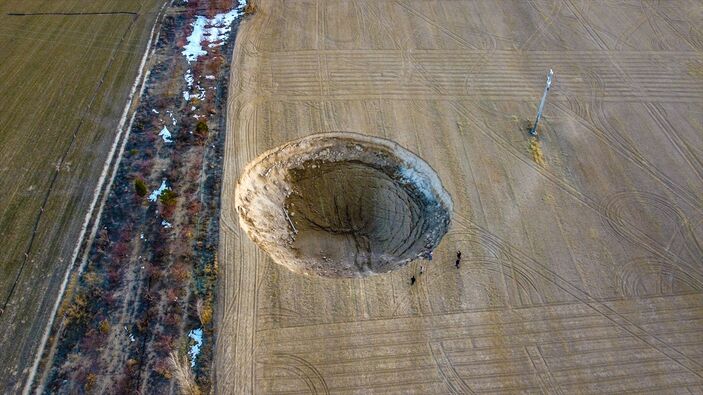 Konya'da 12 metre derinliğinde obruk oluştu