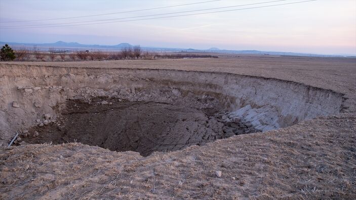 Konya'da 12 metre derinliğinde obruk oluştu