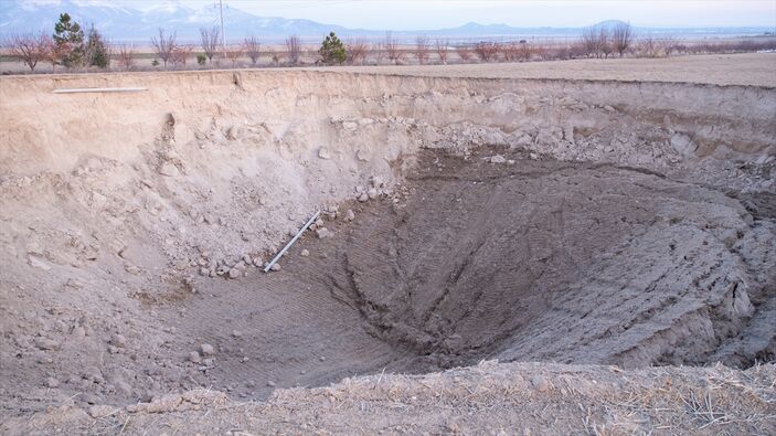 Konya'da 12 metre derinliğinde obruk oluştu