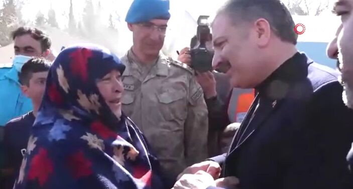 Bakan Koca'nın boynuna sarılıp teşekkür eden depremzede: Alayınızın ayağına taş değmesin