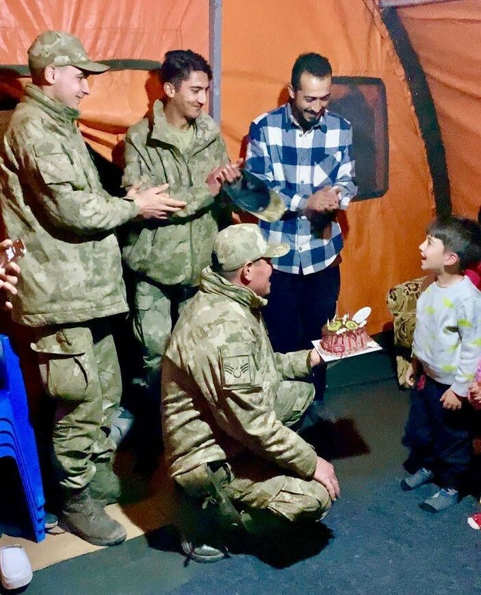 MEHMETÇİK YÜZLERİ GÜLDÜRDÜ! Hataylı küçük depremzede, doğum gününü kutlayan askerlere sarıldı