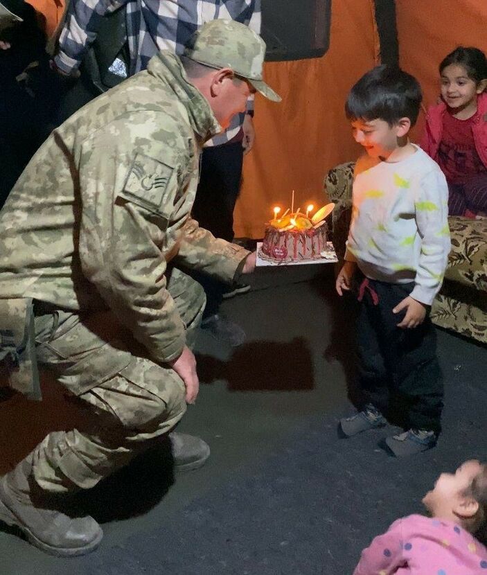 MEHMETÇİK YÜZLERİ GÜLDÜRDÜ! Hataylı küçük depremzede, doğum gününü kutlayan askerlere sarıldı