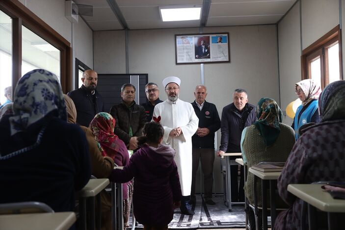 Diyanet İşleri Başkanı Ali Erbaş, Nurdağı'nda depremzedelerle bir araya geldi