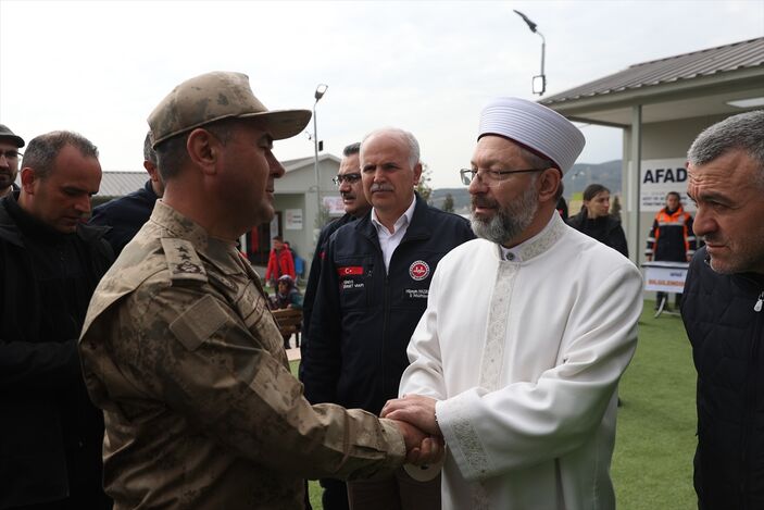 Diyanet İşleri Başkanı Ali Erbaş, Nurdağı'nda depremzedelerle bir araya geldi