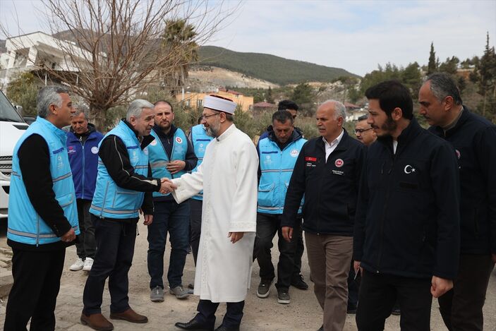 Diyanet İşleri Başkanı Ali Erbaş, Nurdağı'nda depremzedelerle bir araya geldi