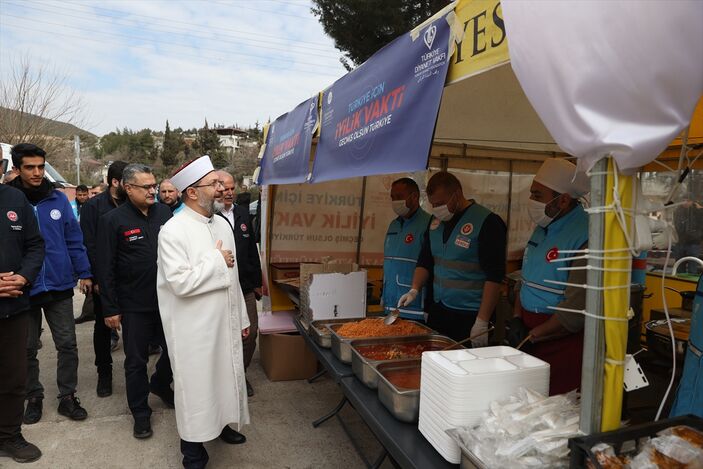 Diyanet İşleri Başkanı Ali Erbaş, Nurdağı'nda depremzedelerle bir araya geldi