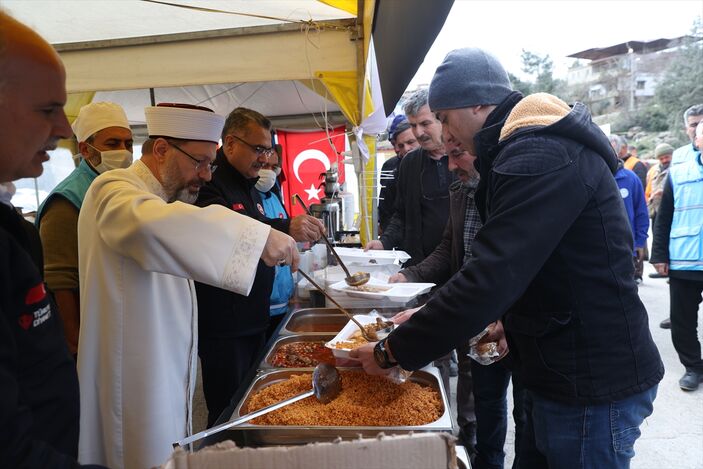 Diyanet İşleri Başkanı Ali Erbaş, Nurdağı'nda depremzedelerle bir araya geldi