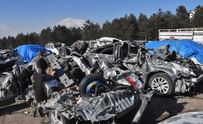 Elbistan'da depremde hasar gören araçlar kaldırılıyor