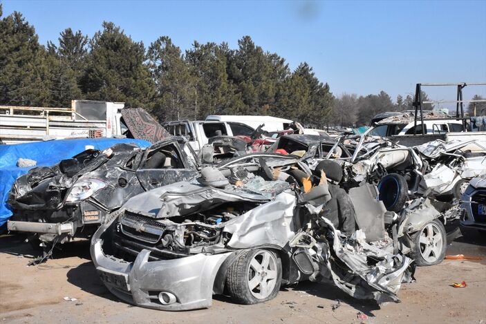 Elbistan'da depremde hasar gören araçlar kaldırılıyor