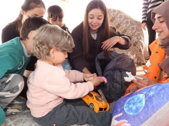 Hatay'da depremzede 3 yaşındaki çocuğa doğum günü sürprizi