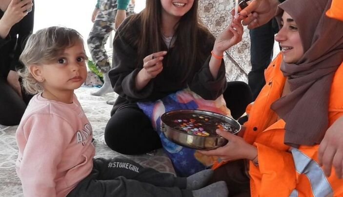 Hatay'da depremzede 3 yaşındaki çocuğa doğum günü sürprizi