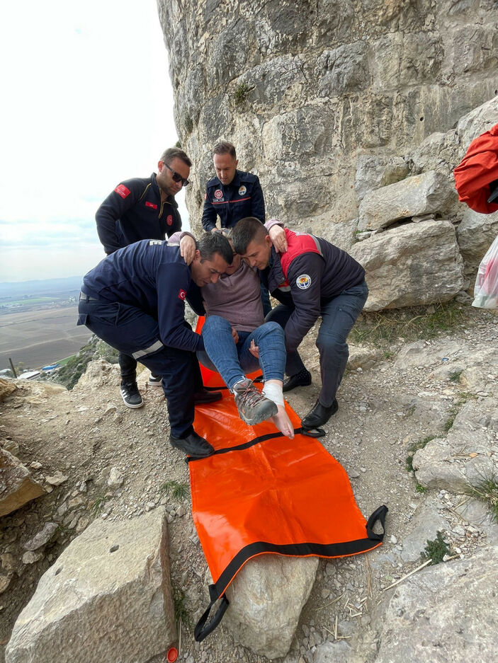 ABD'li turist, Adana'da tarihi Yılankale'de düşüp yaralandı #2