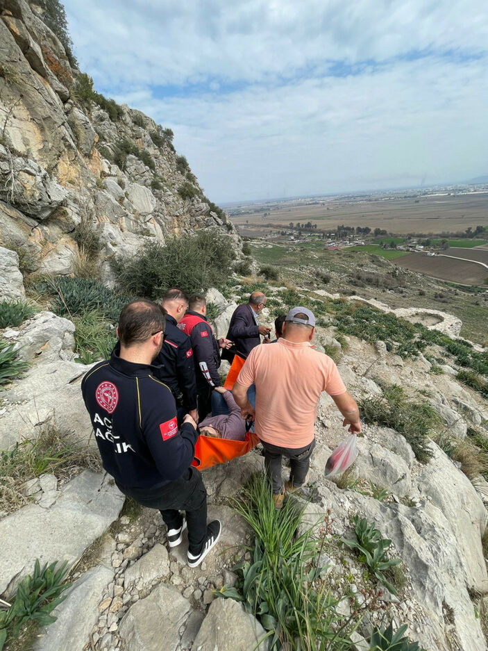 ABD'li turist, Adana'da tarihi Yılankale'de düşüp yaralandı #3