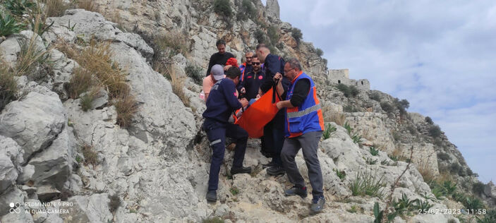 ABD'li turist, Adana'da tarihi Yılankale'de düşüp yaralandı #1