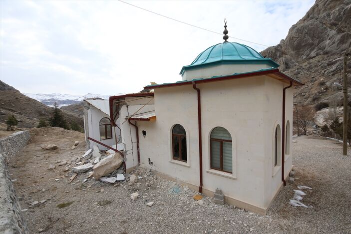 Malatya'da kaya parçası türbe mescidini yıktı