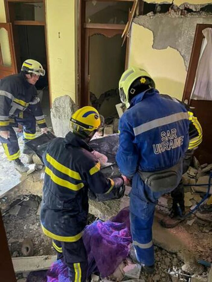 Hatay'da Ukraynalı anne ve iki evladının cansız bedeni çıkarıldı