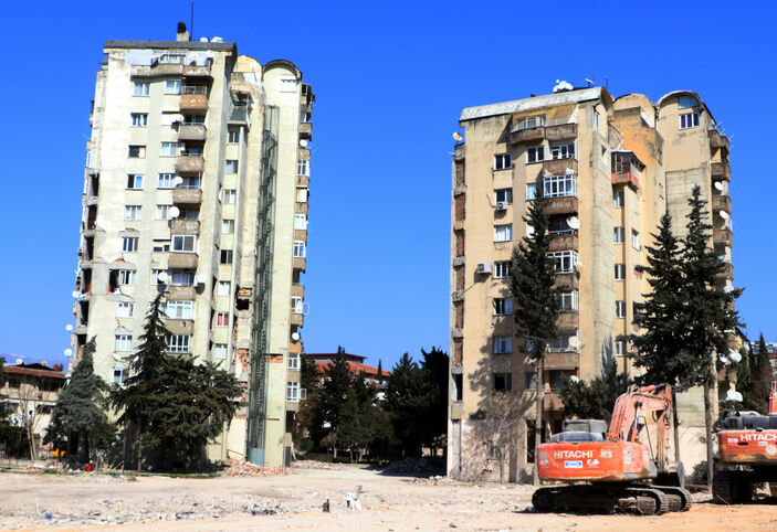 Depremde karbon fiberle güçlendirilen blok ayakta kaldı, diğeri yıkıldı #2