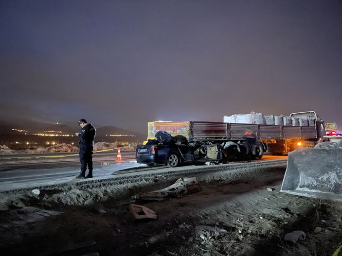 Niğde'de feci kaza! Tıra çarpan otomobilin sürücüsü öldü