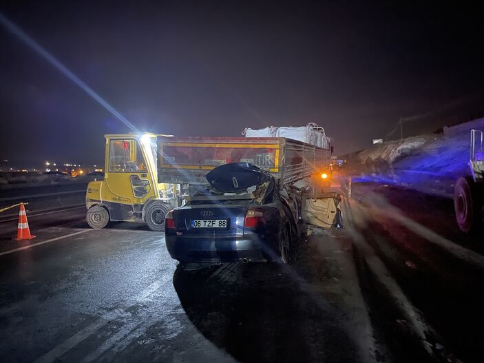 Niğde'de feci kaza! Tıra çarpan otomobilin sürücüsü öldü