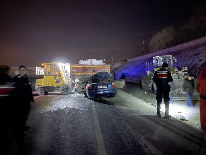 Niğde'de feci kaza! Tıra çarpan otomobilin sürücüsü öldü