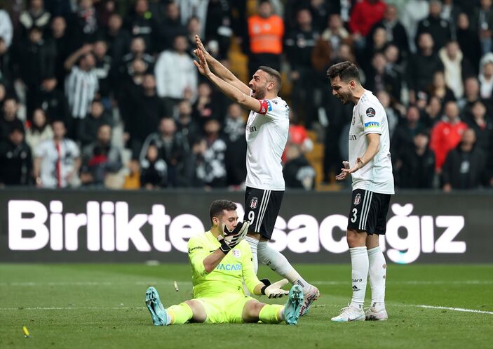 Beşiktaş'ta Cenk Tosun penaltı vuruşunu kaçırdı