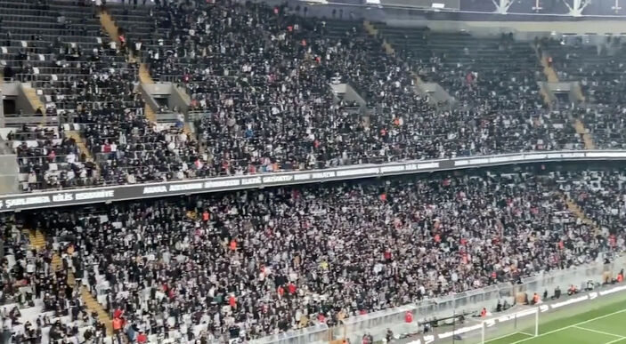 Bir grup Beşiktaş taraftarından ‘Hükümet istifa’ tezahüratı