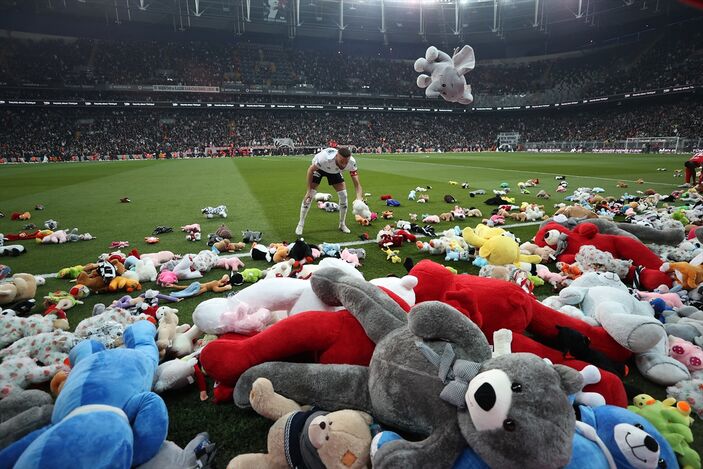 Beşiktaş taraftarı, depremzedeler adına sahaya oyuncak attı