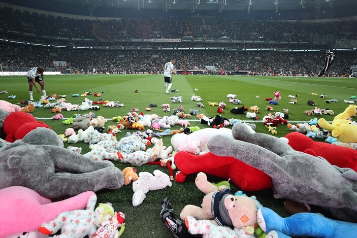 Beşiktaş taraftarı, depremzedeler adına sahaya oyuncak attı