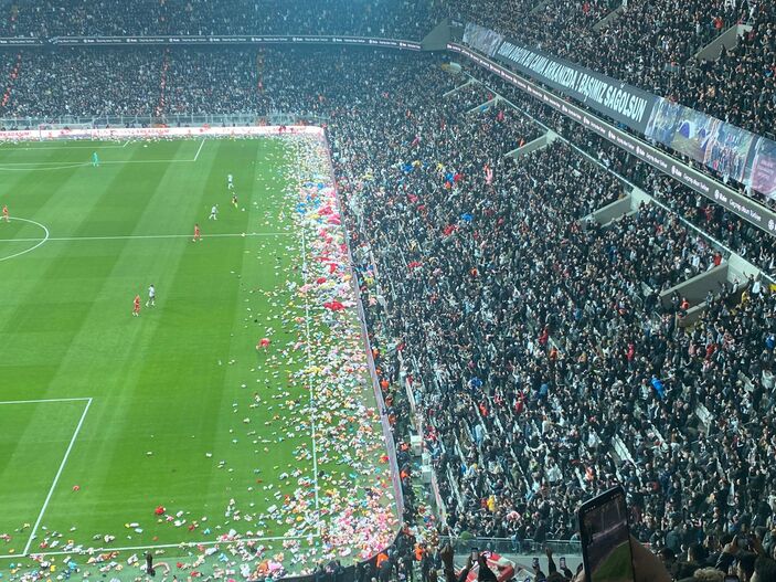 Beşiktaş taraftarları, depremzedeler adına sahaya oyuncak attı