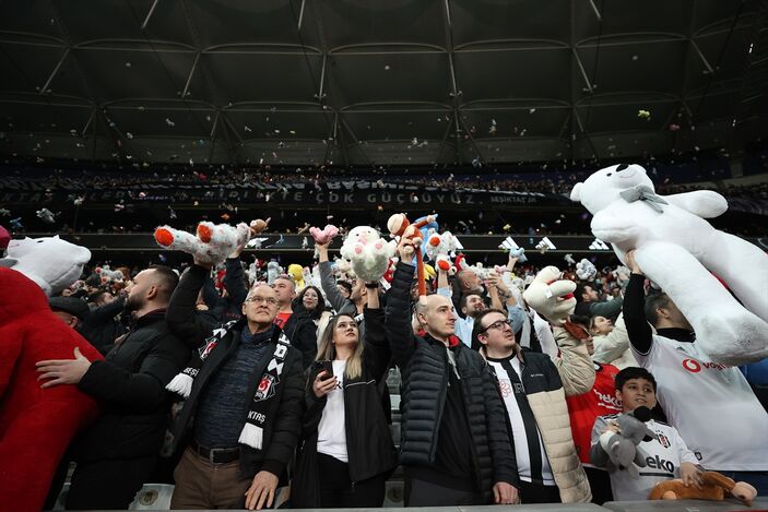 Beşiktaş taraftarı, depremzedeler adına sahaya oyuncak attı