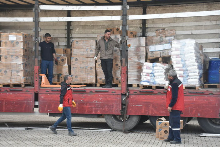 Kahramanmaraş'ta deprem yardımları, kırsaldaki üreticiye teslim ediliyor