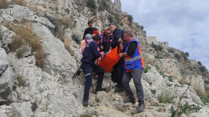 ABD'li turist, Adana'da tarihi Yılankale'de düşüp yaralandı