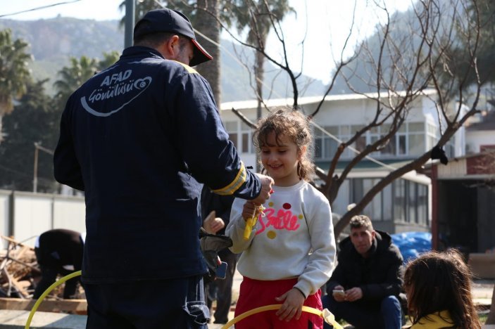 AFAD, deprem bölgelerindeki çocukların yüzünü güldürdü