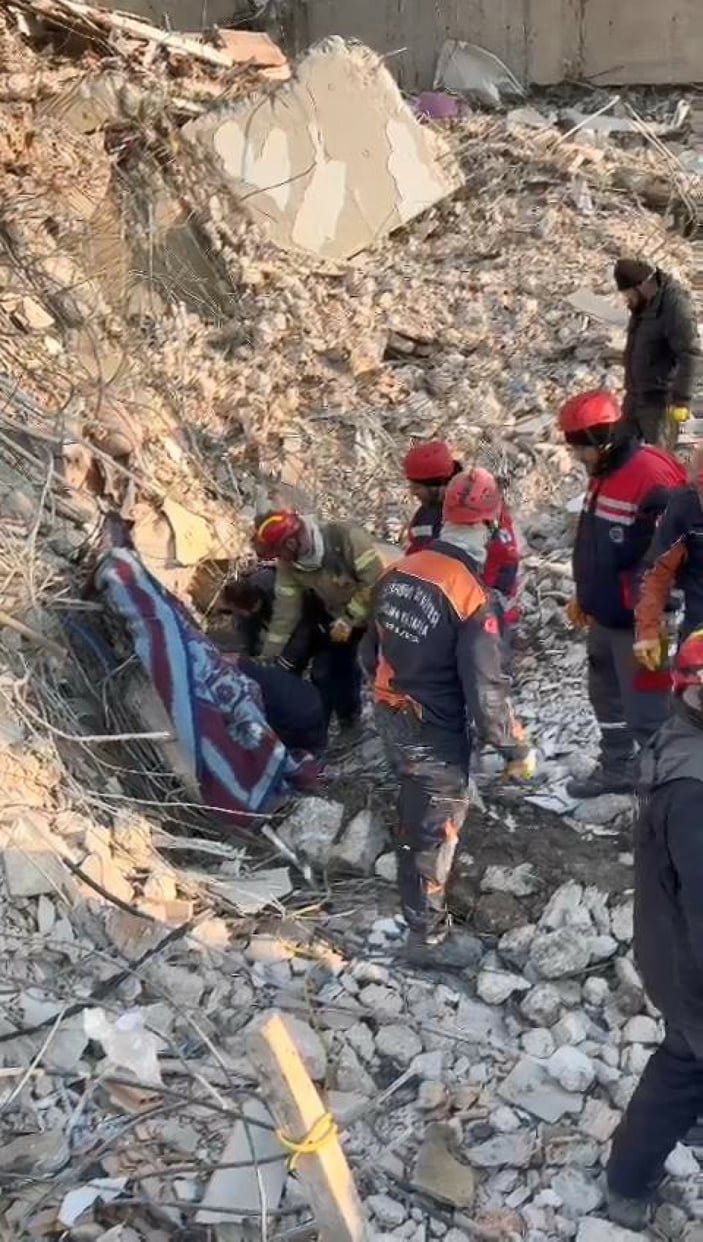 Antakya'da 53 yaşındaki kadın, 173 saat sonra enkazdan sağ çıkarıldı