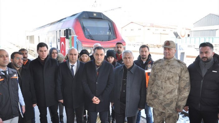 Azerbaycan'dan yardım malzemelerini taşıyan tren Kars'a geldi