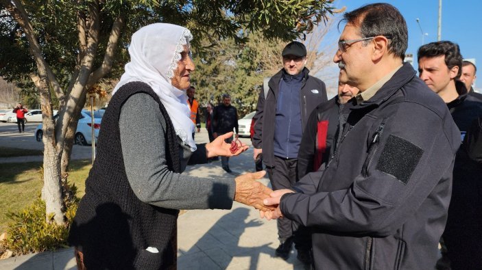 Bakan Fatih Dönmez, depremzedeleri ziyaret etti