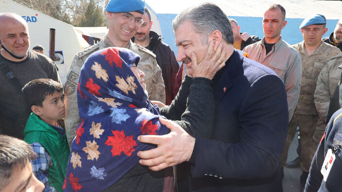 Bakan Koca'nın boynuna sarılıp teşekkür eden depremzede: Alayınızın ayağına taş değmesin